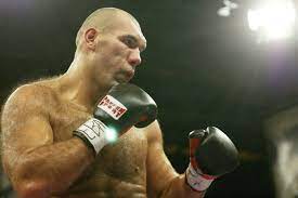 Валуєв - у минулому доволі таки посередній боксер, який закінчив кар'єру 2010 року і з 2011-го є беззмінним депутатом держдуми від 